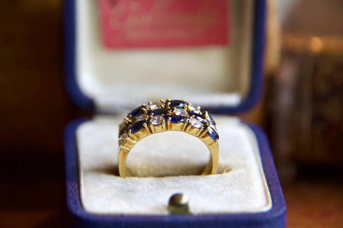Anello fascia con zaffiri e diamanti