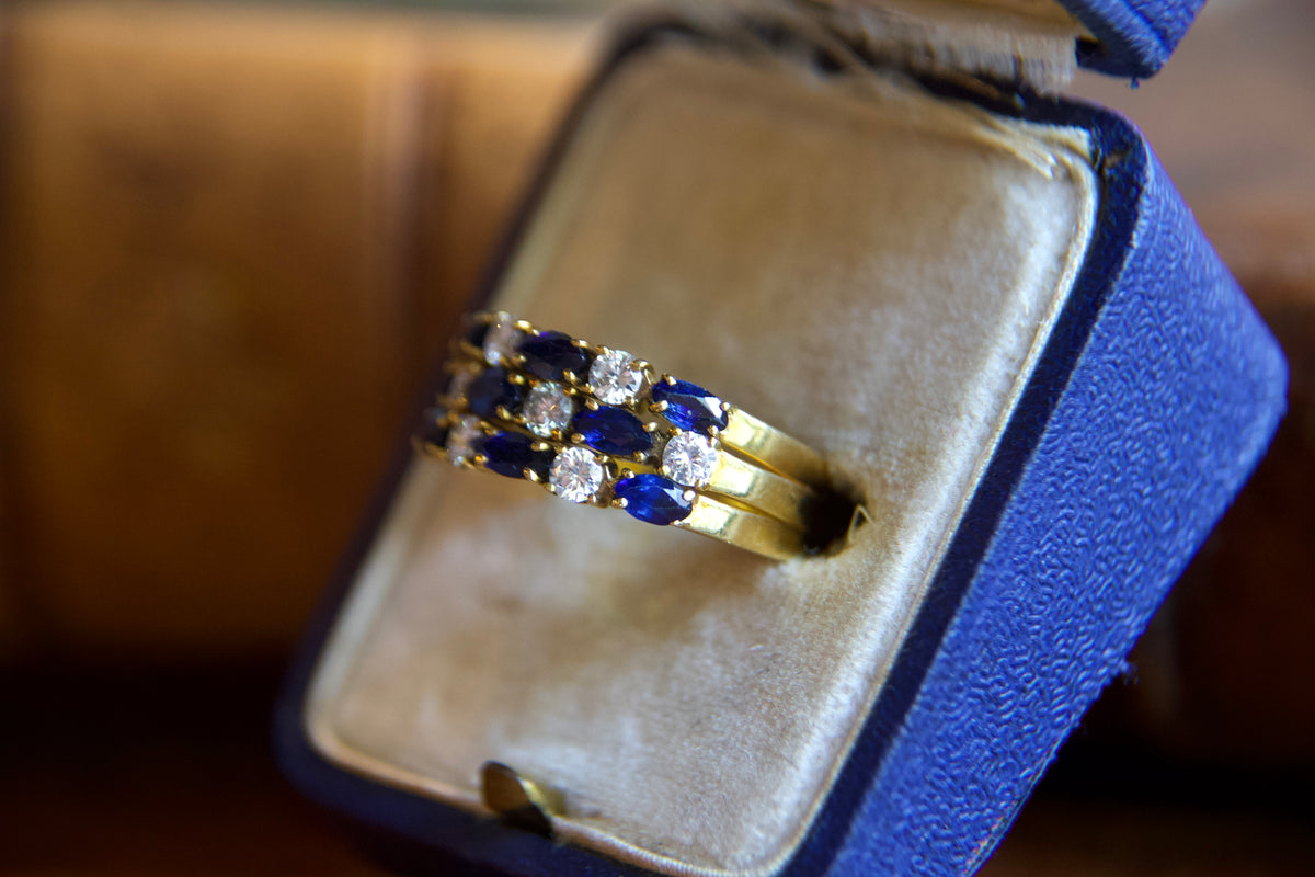 Anello fascia con zaffiri e diamanti