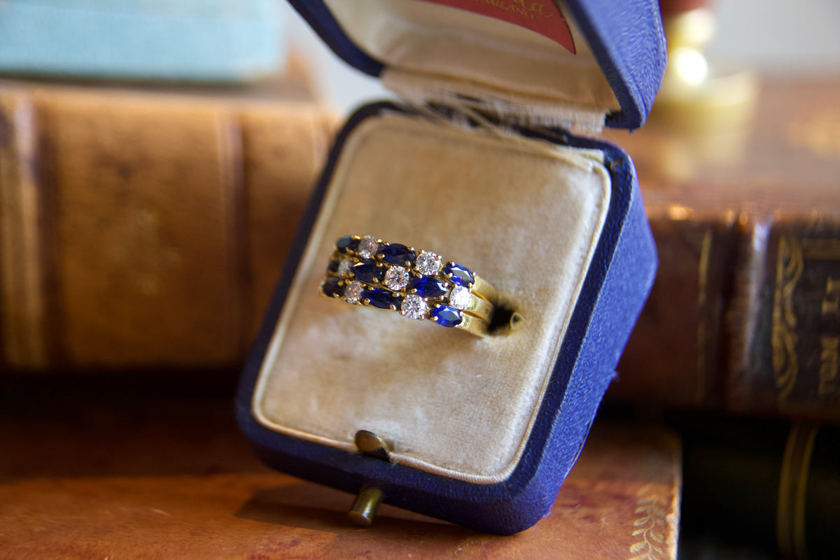 Anello fascia con zaffiri e diamanti