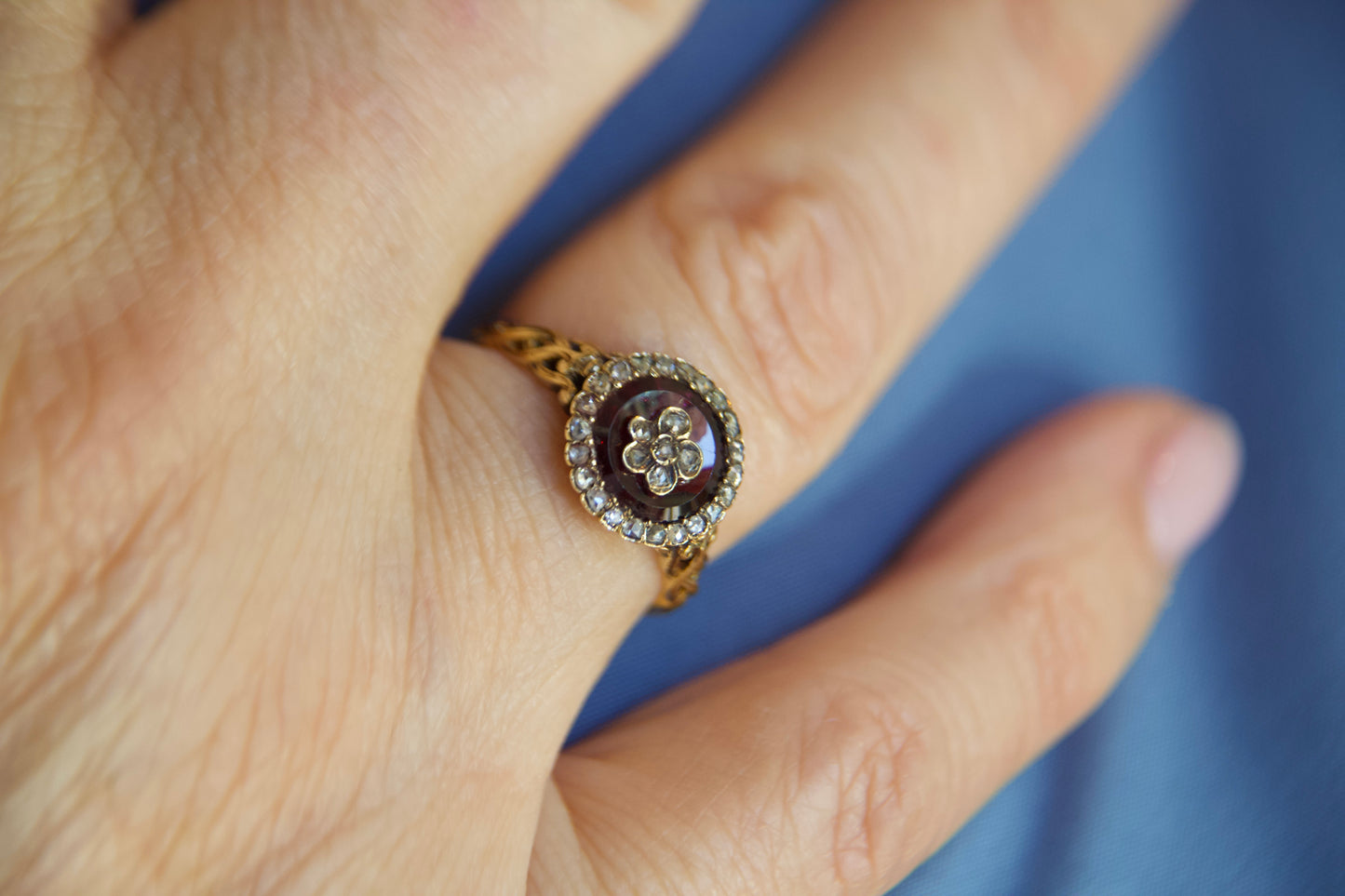Anello Vittoriano con Granato e Diamanti a Fiore