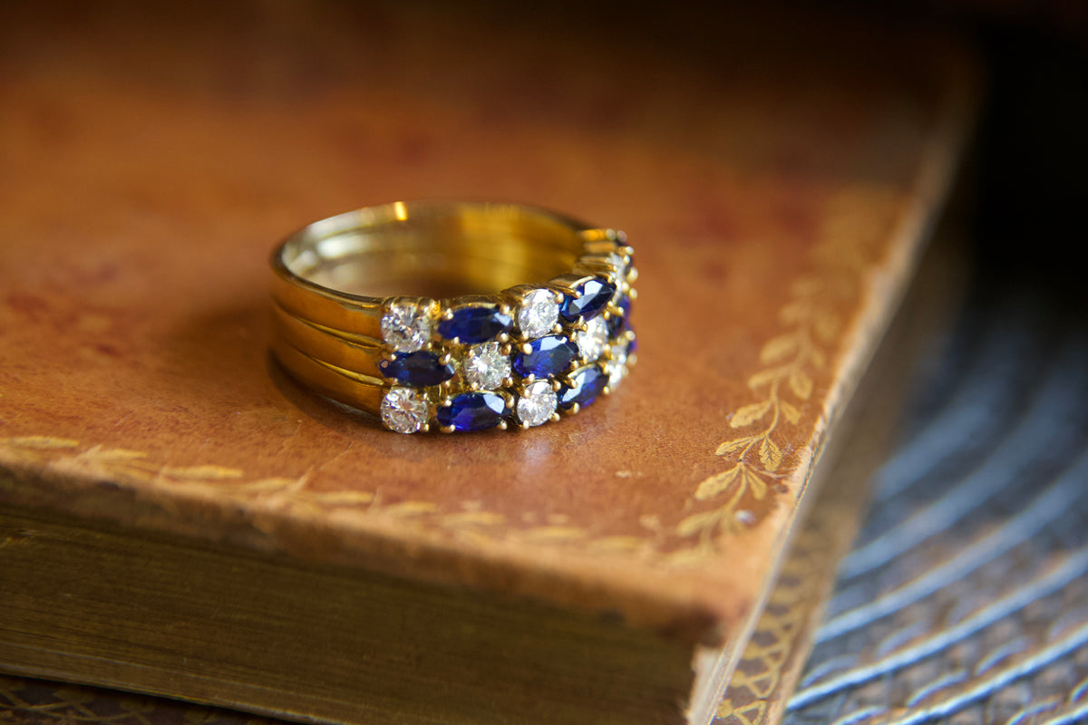 Anello fascia con zaffiri e diamanti