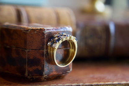 Anello fascia con zaffiri e diamanti