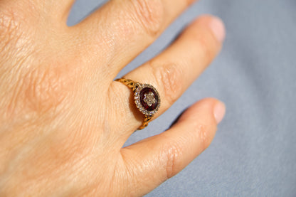 Anello Vittoriano con Granato e Diamanti a Fiore