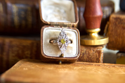Anello Navette con Granato Demantoide Belle Epoque