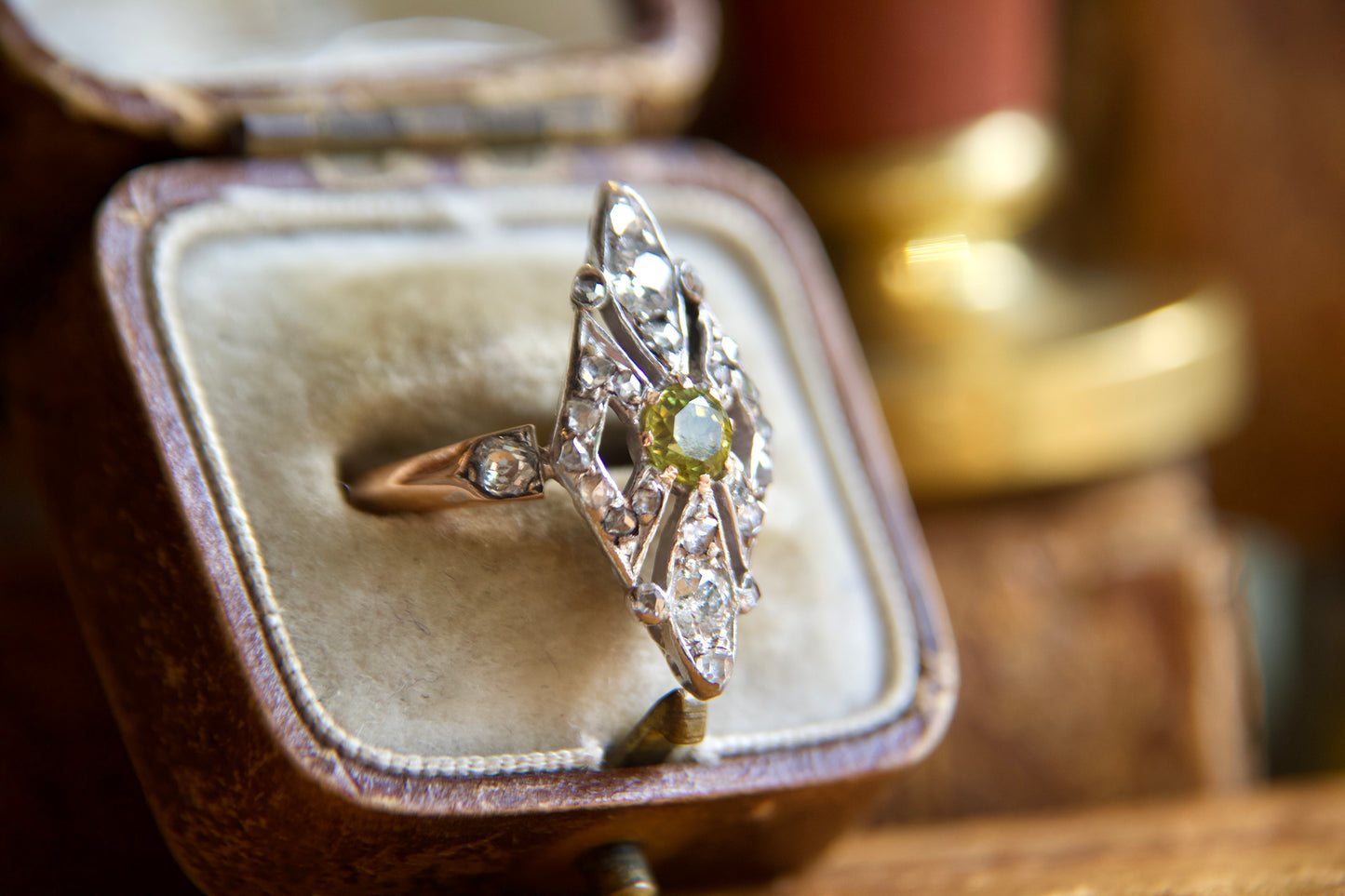 Anello Navette con Granato Demantoide Belle Epoque