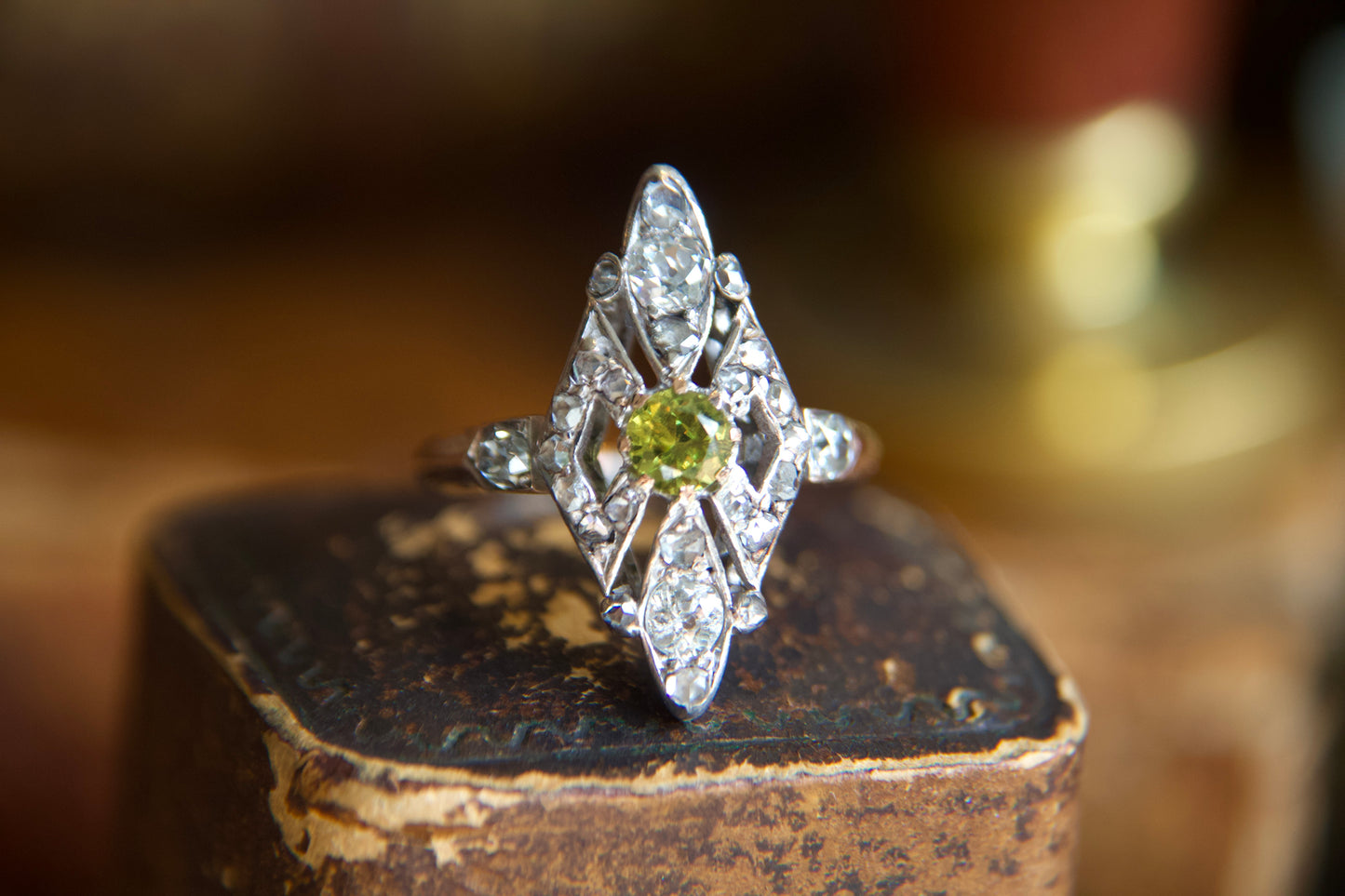 Anello Navette con Granato Demantoide Belle Epoque