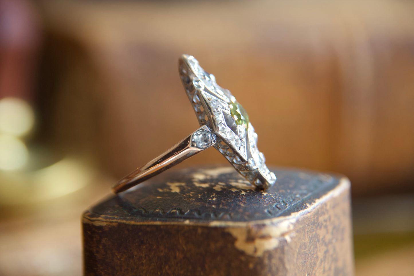 Anello Navette con Granato Demantoide Belle Epoque