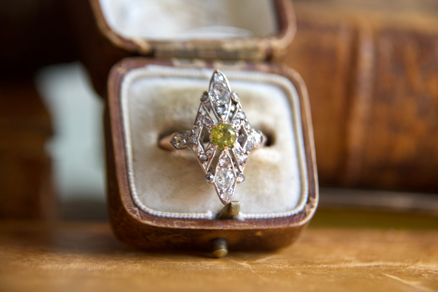 Anello Navette con Granato Demantoide Belle Epoque
