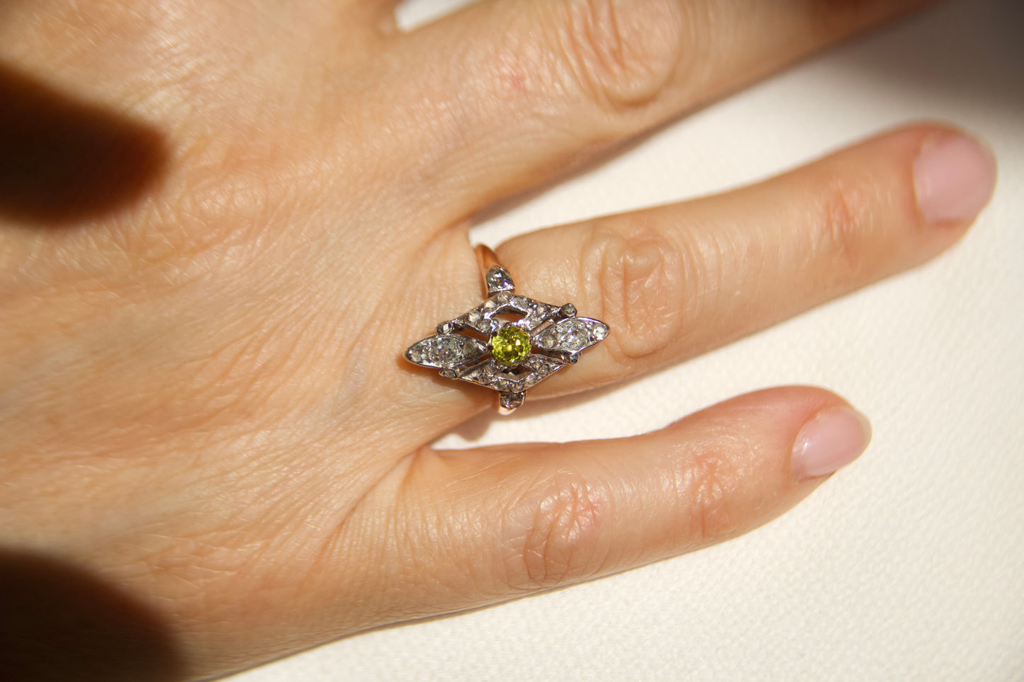 Anello Navette con Granato Demantoide Belle Epoque