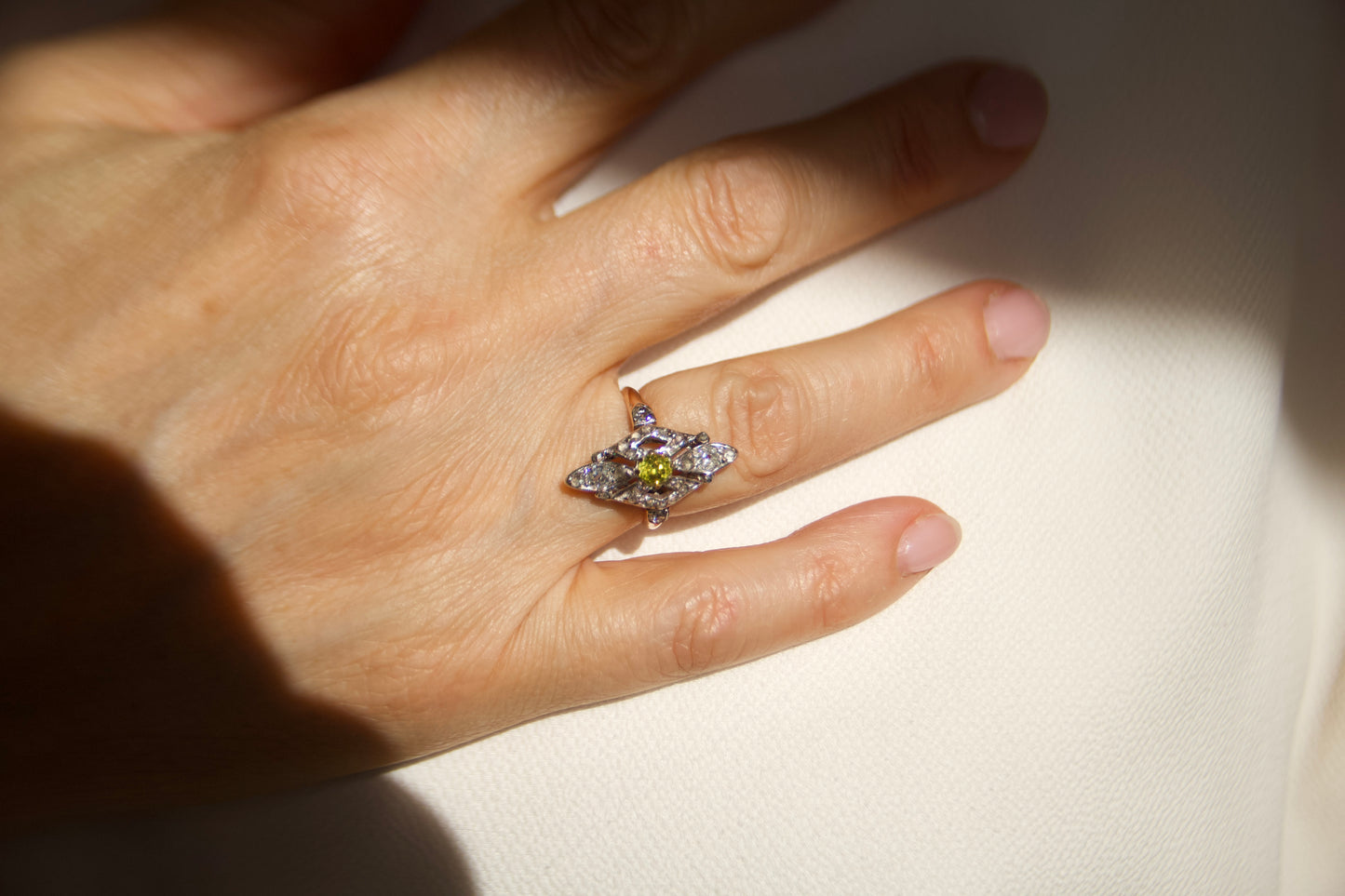 Anello Navette con Granato Demantoide Belle Epoque