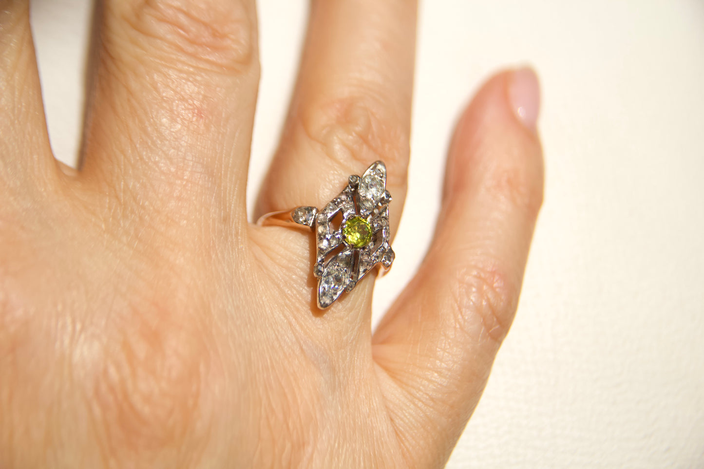 Anello Navette con Granato Demantoide Belle Epoque