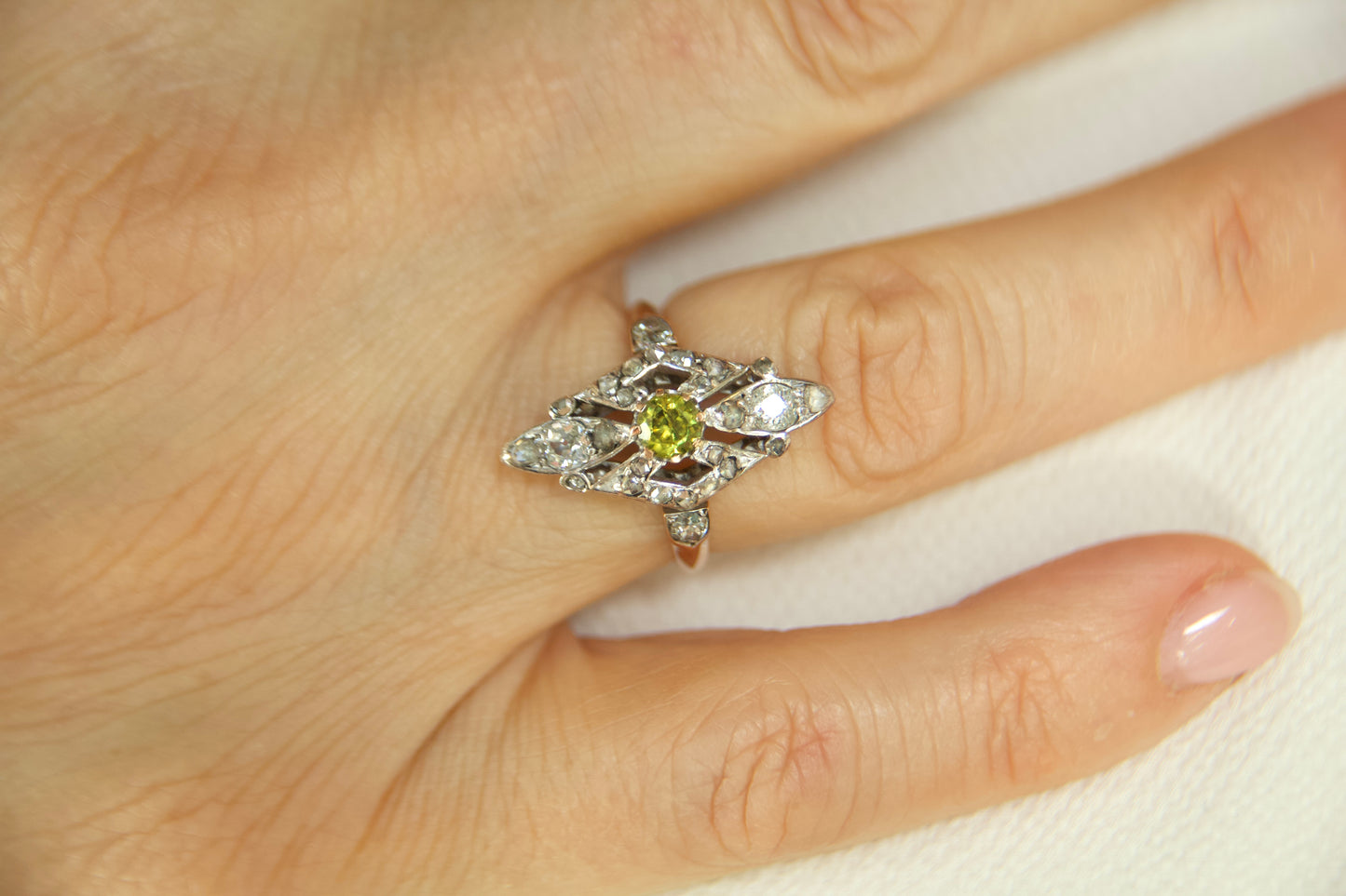 Anello Navette con Granato Demantoide Belle Epoque