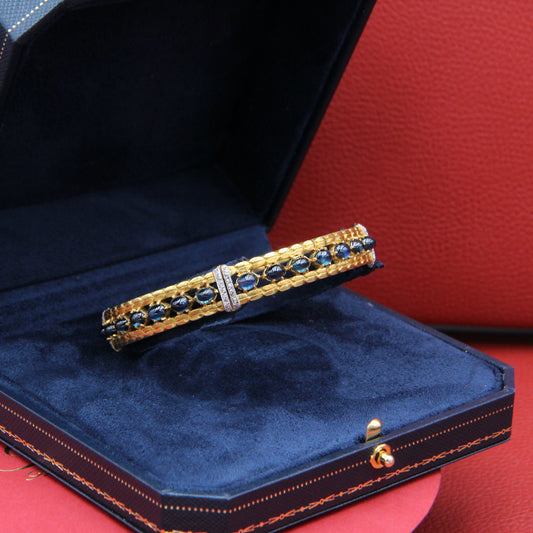 Rigid bracelet with sapphires