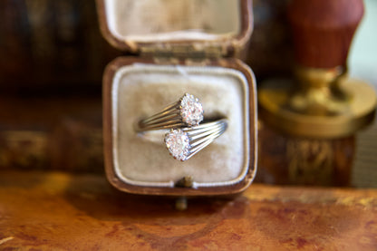 Anello Contrarié Vintage in Oro Bianco Non Rodiato con Diamanti Taglio Antico a Pera