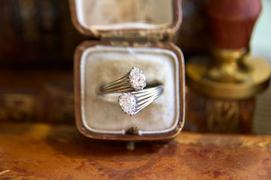 Anello Contrarié Vintage in Oro Bianco Non Rodiato con Diamanti Taglio Antico a Pera