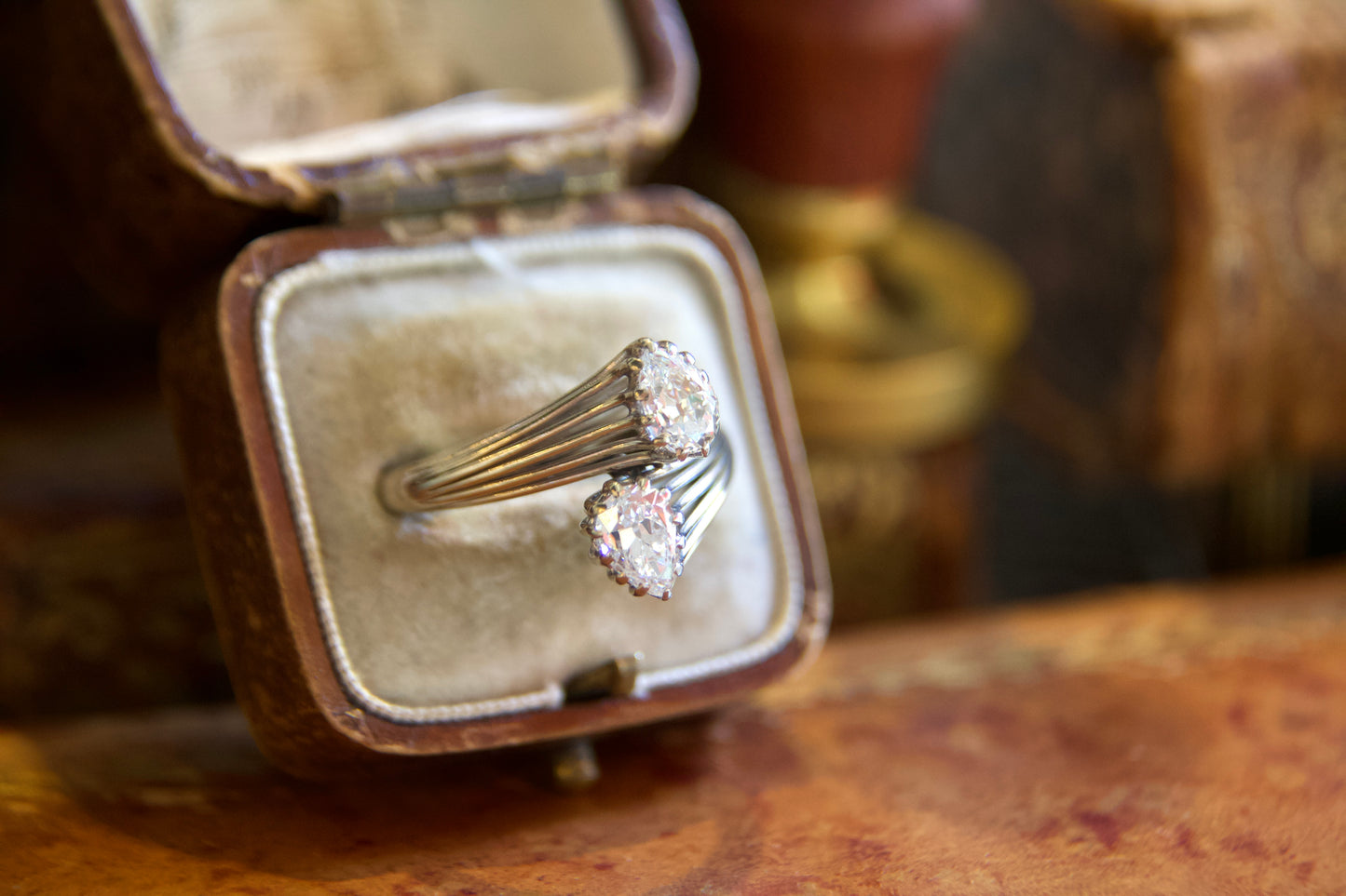 Anello Contrarié Vintage in Oro Bianco Non Rodiato con Diamanti Taglio Antico a Pera