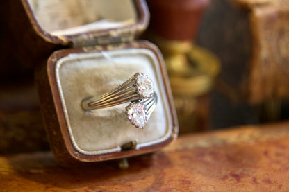 Anello Contrarié Vintage in Oro Bianco Non Rodiato con Diamanti Taglio Antico a Pera