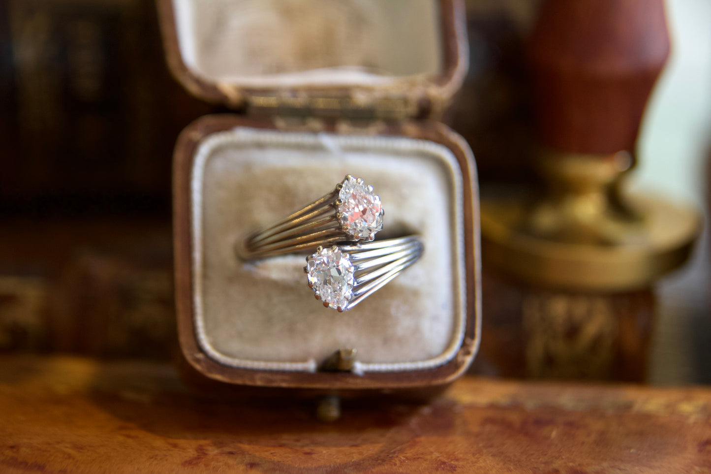 Anello Contrarié Vintage in Oro Bianco Non Rodiato con Diamanti Taglio Antico a Pera
