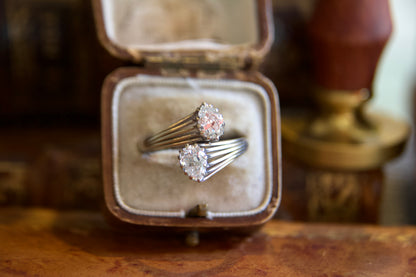 Anello Contrarié Vintage in Oro Bianco Non Rodiato con Diamanti Taglio Antico a Pera