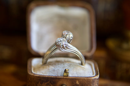 Anello Contrarié Vintage in Oro Bianco Non Rodiato con Diamanti Taglio Antico a Pera