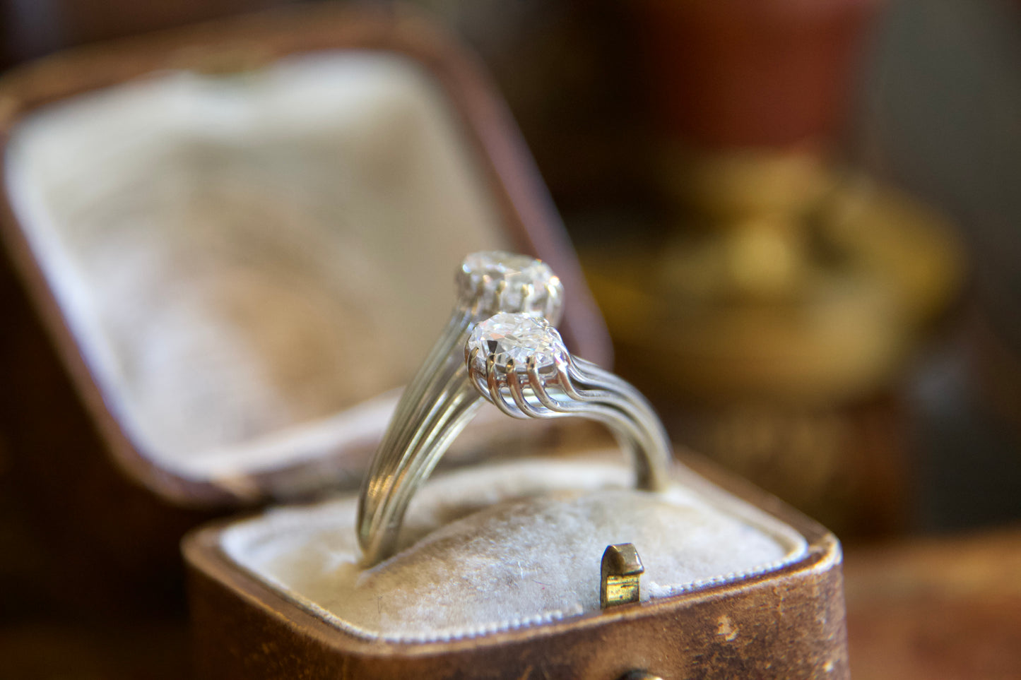 Anello Contrarié Vintage in Oro Bianco Non Rodiato con Diamanti Taglio Antico a Pera