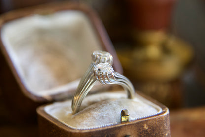 Anello Contrarié Vintage in Oro Bianco Non Rodiato con Diamanti Taglio Antico a Pera