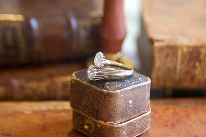Anello Contrarié Vintage in Oro Bianco Non Rodiato con Diamanti Taglio Antico a Pera