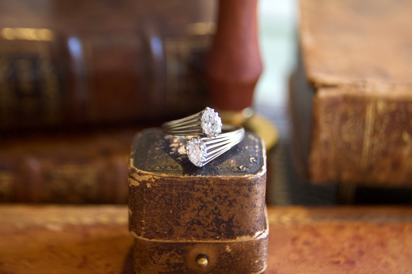 Anello Contrarié Vintage in Oro Bianco Non Rodiato con Diamanti Taglio Antico a Pera