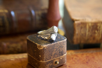 Anello Contrarié Vintage in Oro Bianco Non Rodiato con Diamanti Taglio Antico a Pera