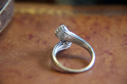 Anello Contrarié Vintage in Oro Bianco Non Rodiato con Diamanti Taglio Antico a Pera