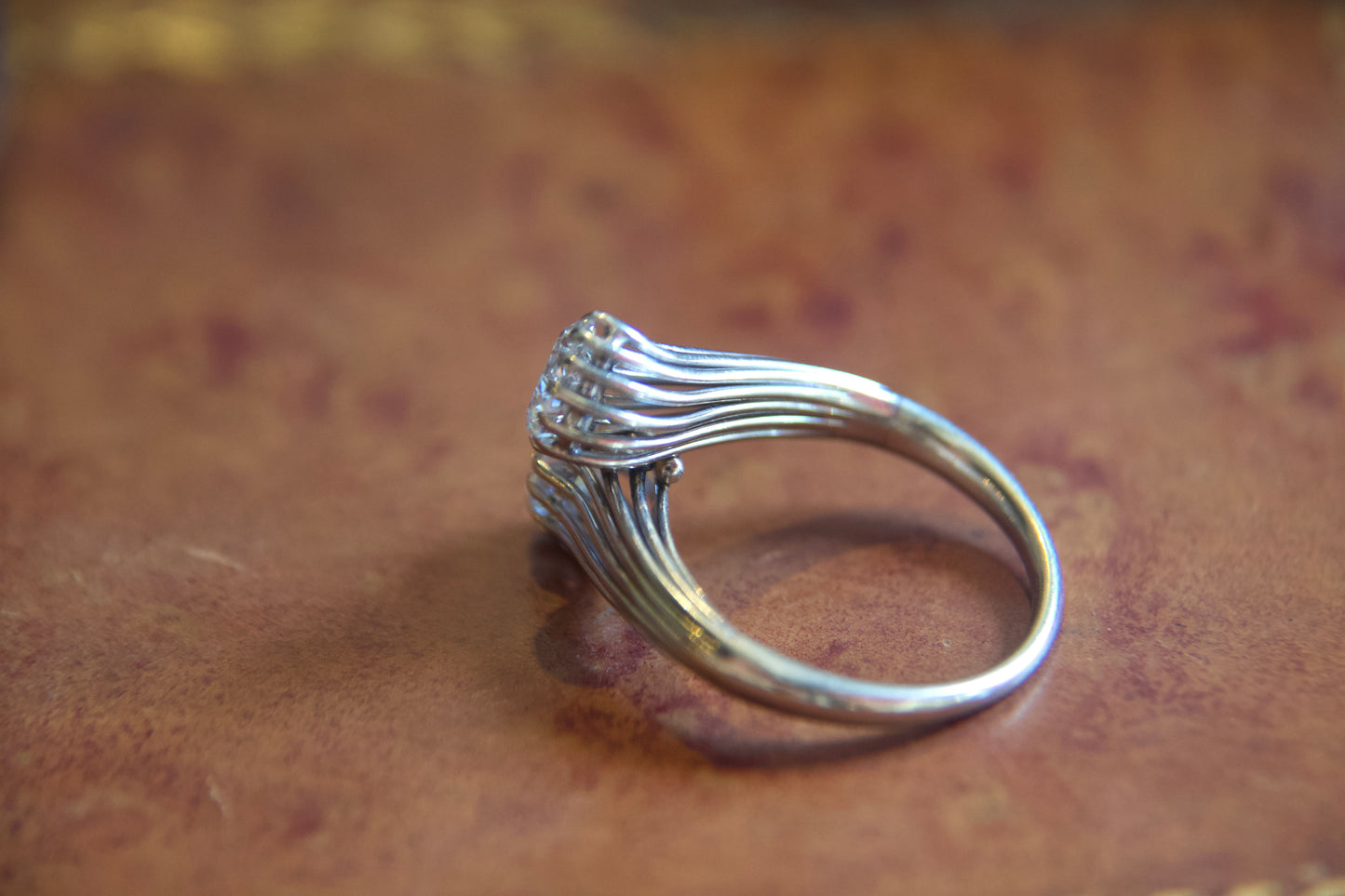 Anello Contrarié Vintage in Oro Bianco Non Rodiato con Diamanti Taglio Antico a Pera