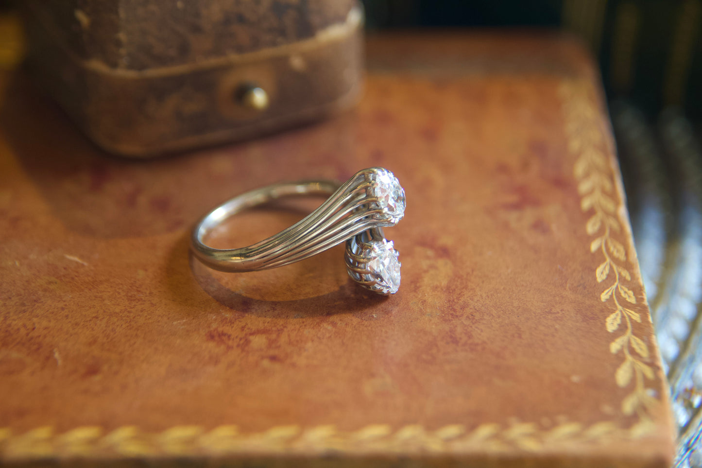 Anello Contrarié Vintage in Oro Bianco Non Rodiato con Diamanti Taglio Antico a Pera