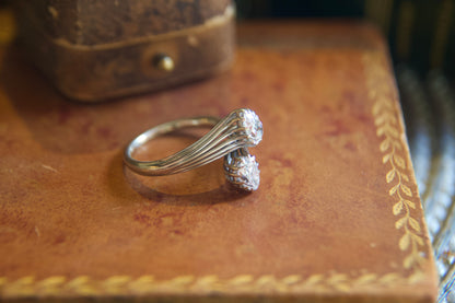 Anello Contrarié Vintage in Oro Bianco Non Rodiato con Diamanti Taglio Antico a Pera