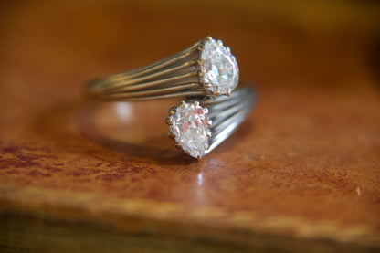 Anello Contrarié Vintage in Oro Bianco Non Rodiato con Diamanti Taglio Antico a Pera