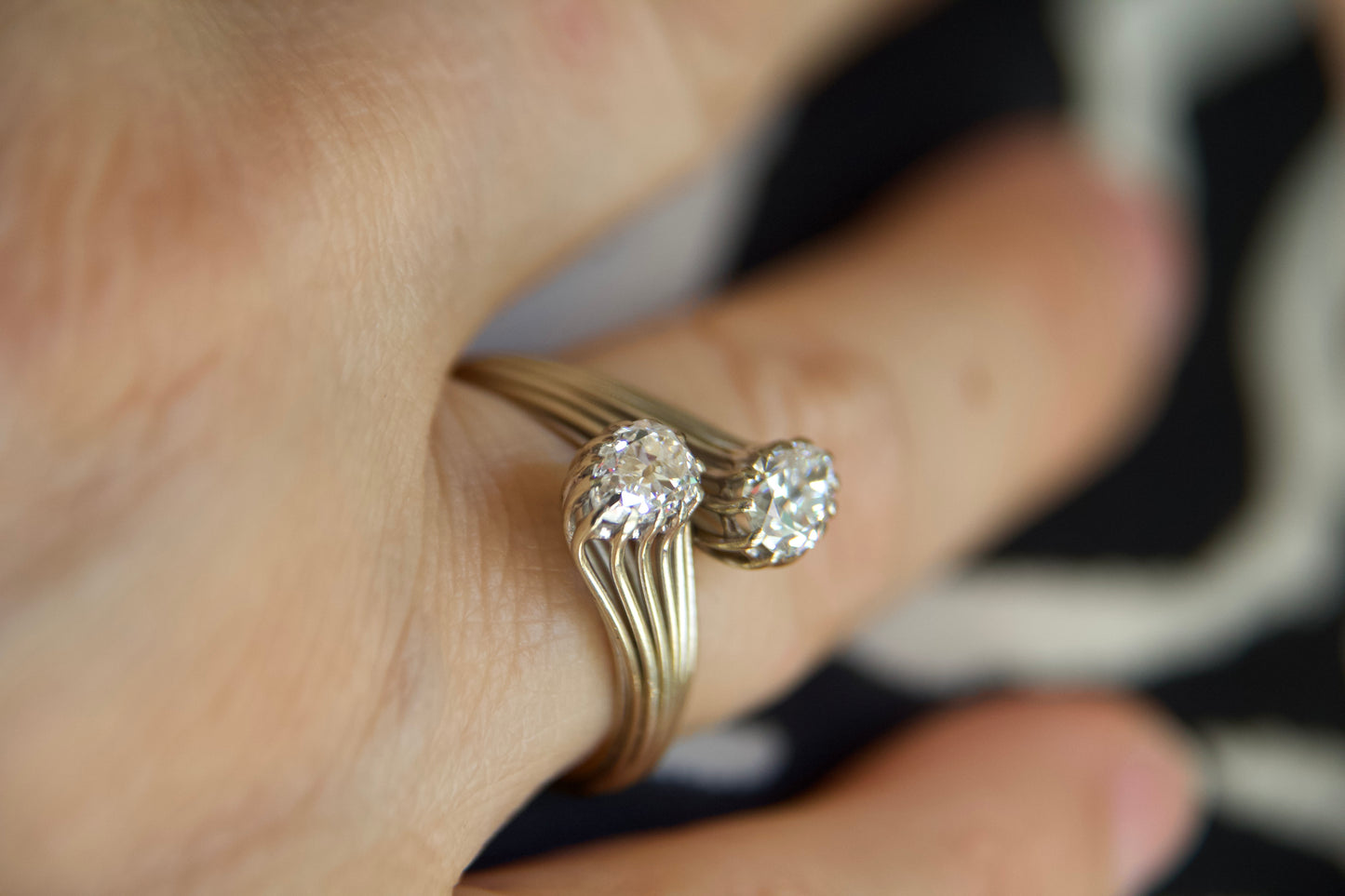 Anello Contrarié Vintage in Oro Bianco Non Rodiato con Diamanti Taglio Antico a Pera