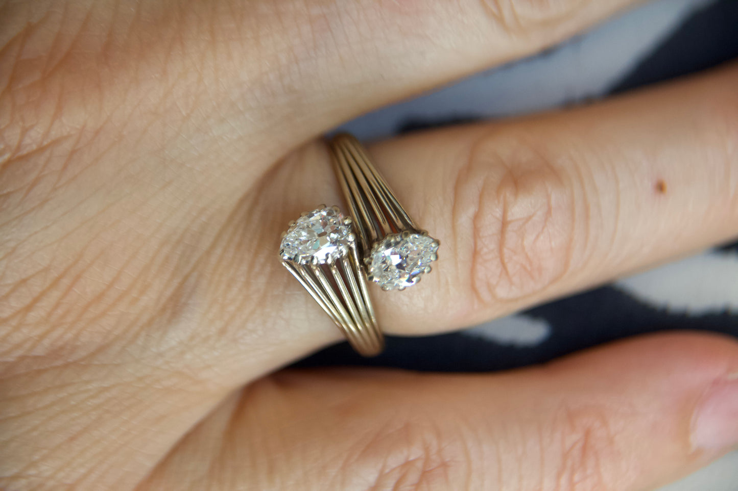 Anello Contrarié Vintage in Oro Bianco Non Rodiato con Diamanti Taglio Antico a Pera