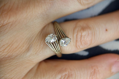 Anello Contrarié Vintage in Oro Bianco Non Rodiato con Diamanti Taglio Antico a Pera