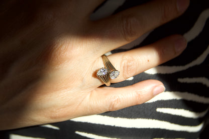 Anello Contrarié Vintage in Oro Bianco Non Rodiato con Diamanti Taglio Antico a Pera