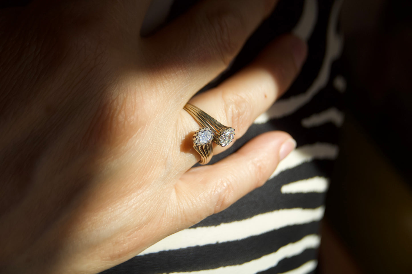 Anello Contrarié Vintage in Oro Bianco Non Rodiato con Diamanti Taglio Antico a Pera