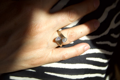 Anello Contrarié Vintage in Oro Bianco Non Rodiato con Diamanti Taglio Antico a Pera