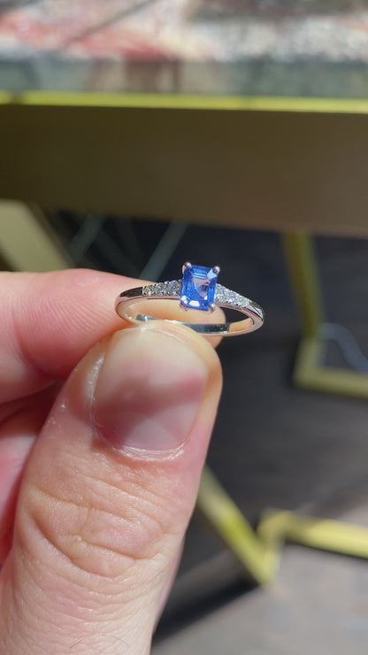 Anello con zaffiro e diamanti