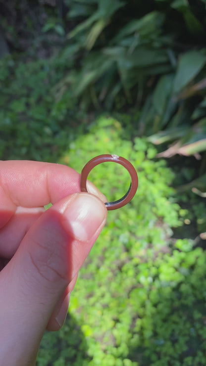 Anello solitario con smalto contemporaneo