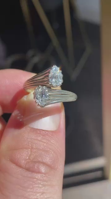 Anello Contrarié Vintage in Oro Bianco Non Rodiato con Diamanti Taglio Antico a Pera